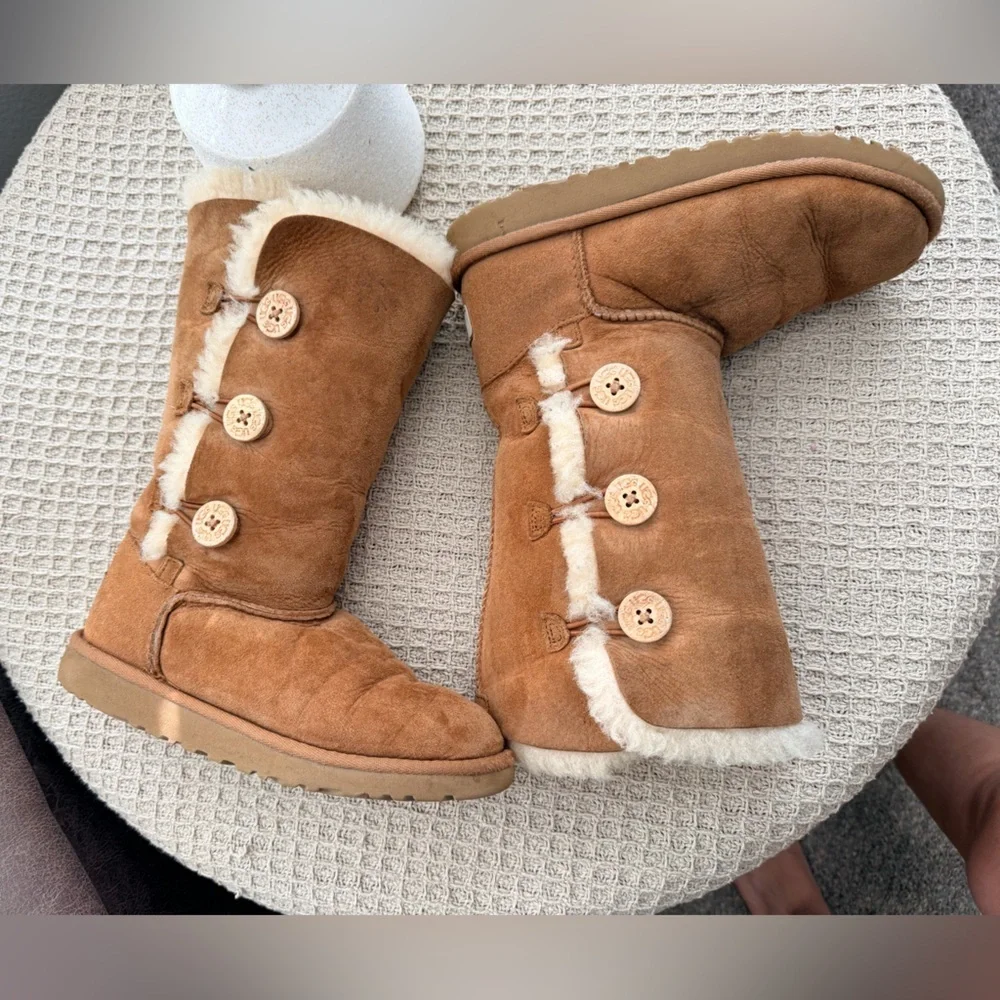 UGG Australia K Bailey Button Triplet 1962 K Chestnut Girl Size 3